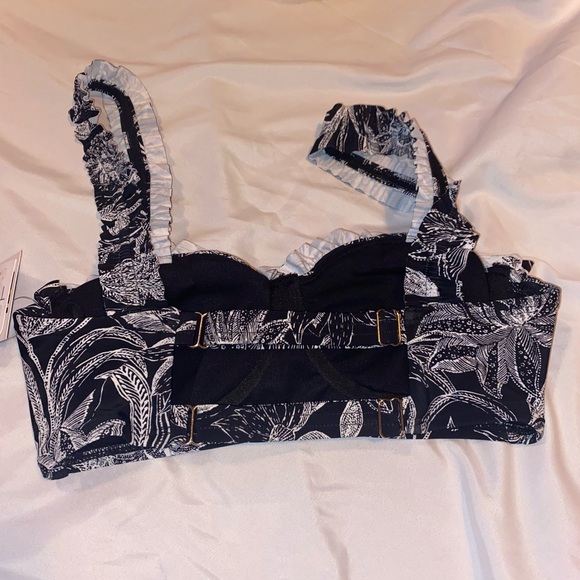 Bikini, women’s size (4-6), white & black design,underwire,padded. - Picture 11 of 11